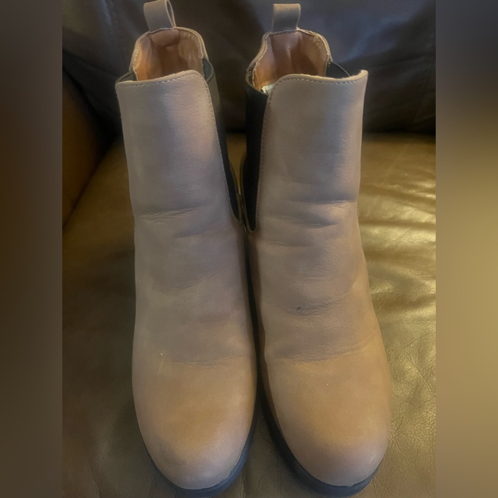 Dream Pairs Women’s Tan Chelsea Ankle Booties with Lug Sole Sz 8